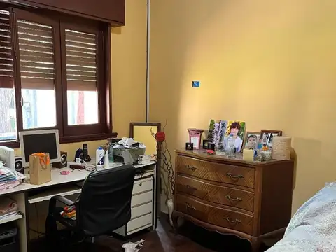 ADROGUE - chalet desarrollado sobre gran lote de terreno