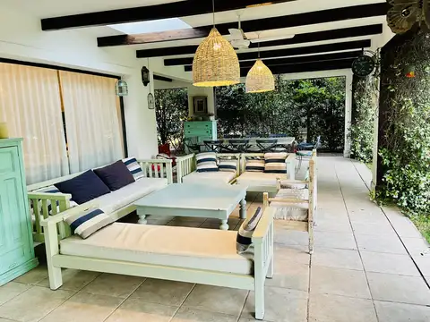 Casa en Venta con 2 cocheras