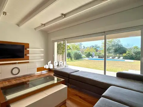 Casa en Alquiler con 3 cocheras
