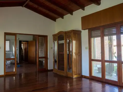Casa 4 ambientes con 2 baños