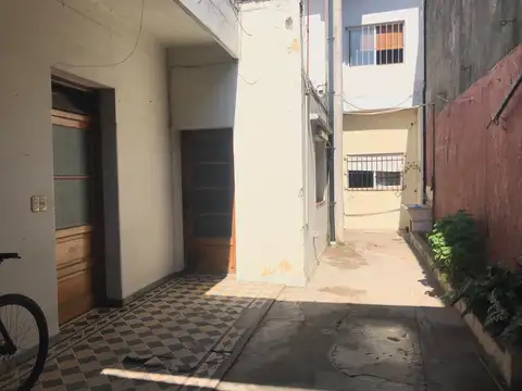 CASA IDEAL PARA 2 FAMILIAS, CASA AL FRENTE 3 AMB CON JARDIN Y GARAGE CUBIERTO/PASANTE Y CASA AL FONDO 5 AMB CON PATIO