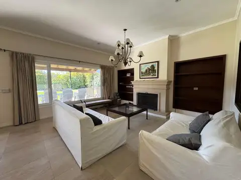 Casa en Alquiler Temporal con 2 cocheras