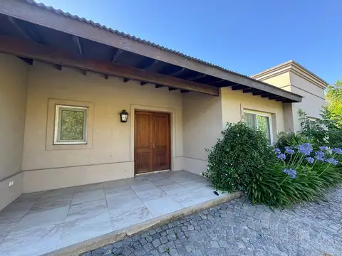 Casa 5 ambientes con 4 baños