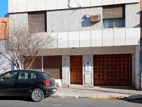Casa con local en Alberdi a 2 cuadras de Plaza Colon esquina