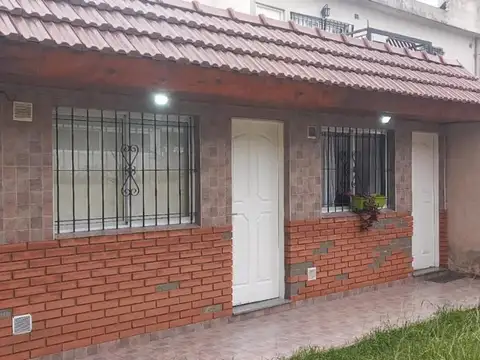 Departamento tipo casa de 2amb c/patio (Villa Luzuriaga)