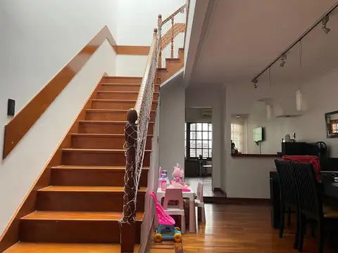 Triplex 4 ambientes. Damian Hudson.  al 4500 Villa Lugano