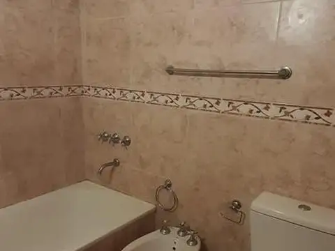 Amplio 2 ambientes - Metros de la estación de tren -