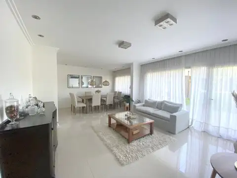 Casa en Alquiler con 2 cocheras