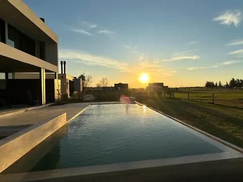 Casa 4 ambientes con 4 baños