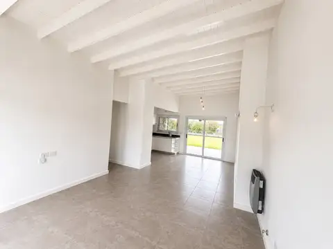 Casa 4 ambientes con 2 baños