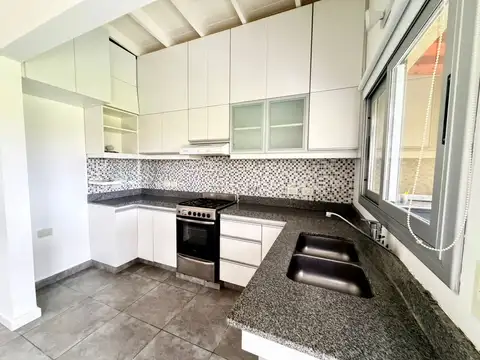 Casa en Alquiler con 2 cocheras