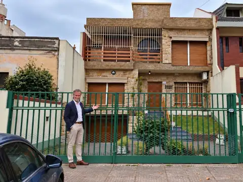 VÉLEZ SARSFIELD | CASA 4 DORM. | JARDÍN + QUINCHO | GARAGE 3 AUTOS