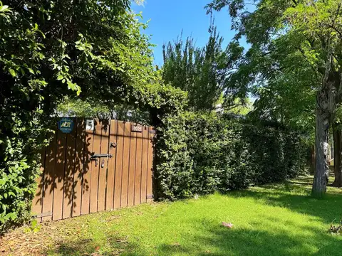 CASA DE 2 DORMITORIOS CON PILETA EN CITY BELL EN VENTA