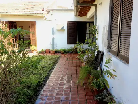 SE VENDE CASA CON UN DEPARTAMENTO EN RECONQUISTA