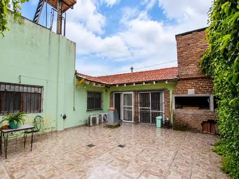 Casa 5 ambientes con 2 baños