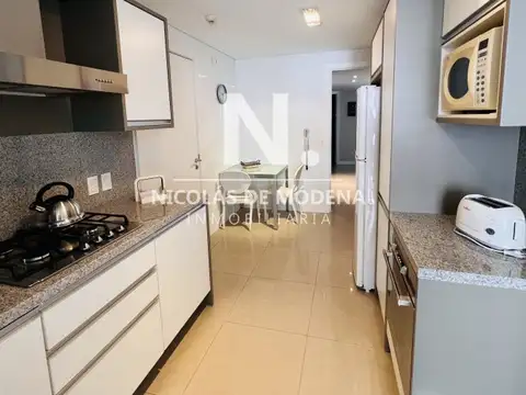 Vende apartamento de 2 dormitorios con hermosa vista. Mansa Punta del Este.