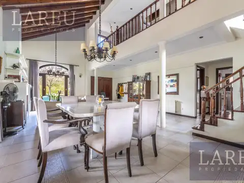 Casa en Venta con 2 cocheras