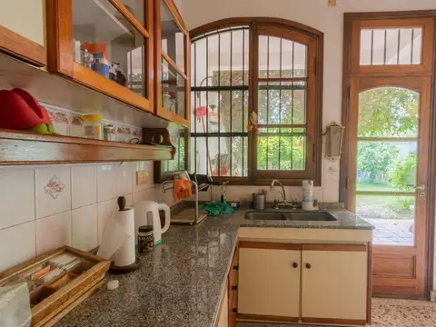 Casa de 6 Ambientes con local