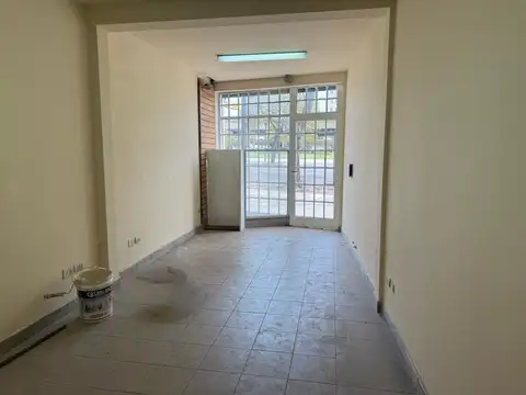 Alquiler de Local en dos Plantas con Sótano. 
