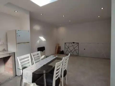 Casa 4 ambientes con 2 baños