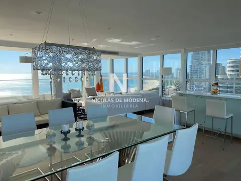 En venta impecable apartamento Penthouse frente al mar, en Mansa Punta del Este.