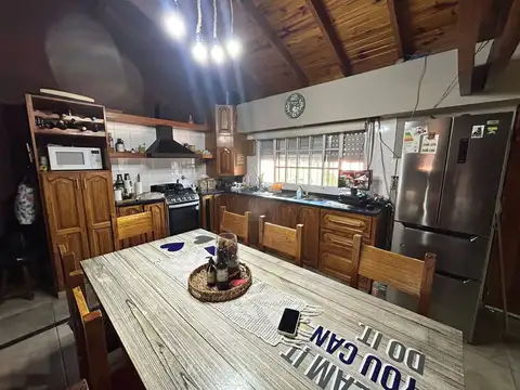 Casa 4 ambientes con 2 baños