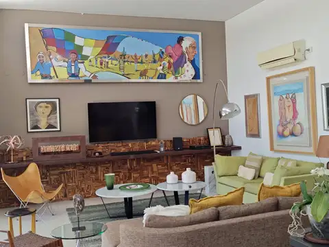 Casa en Venta con 3 cocheras