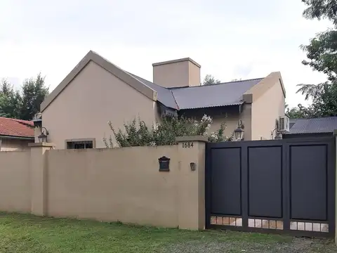 Casa en Venta con 2 cocheras