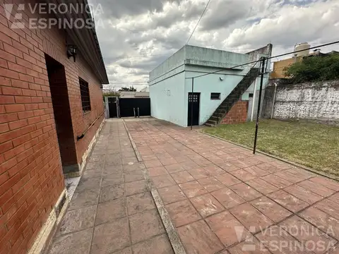 Casa 3 ambientes venta galpón local - Moron Sur