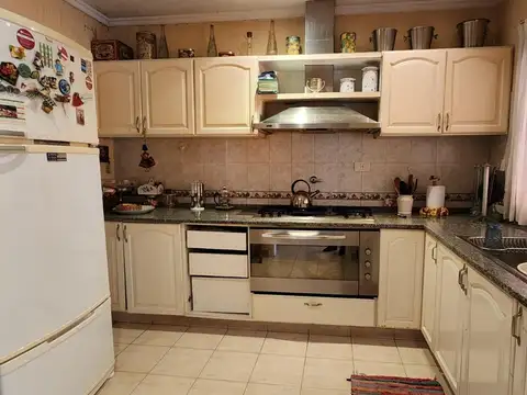 Casa 4 ambientes con 2 baños