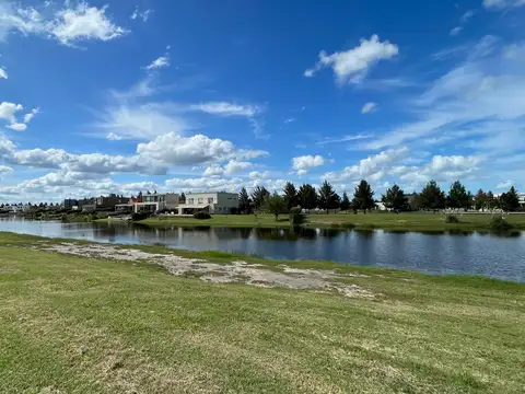 Venta de lote a la laguna etapa 1 en Naudir Aguas Privadas