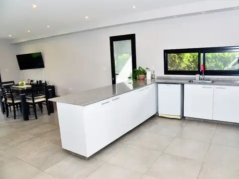 Casa 4 ambientes con 2 baños