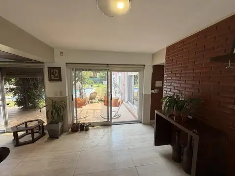 Casa en Alquiler con 3 cocheras