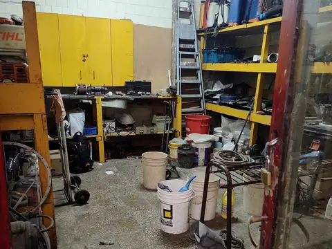 Deposito c/ vivienda, a reciclar, en venta.