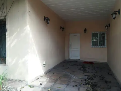 Casa 6 ambientes con 2 baños