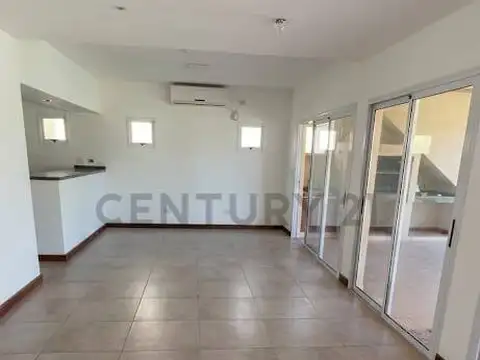 Casa 6 ambientes con 2 baños
