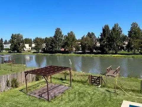 ALQUILER CASA 5AMB CON ESCRITORIO EN PRINCIPADO DE SAN VICENTE CON SALIDA AL LAGUNA Y MUELLE