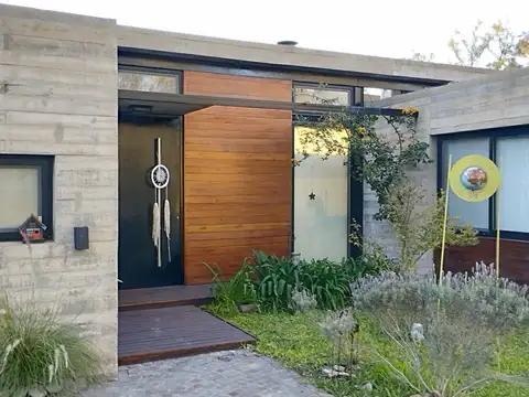 Casa en venta - 2 Dormitorios 1 Baño - 840Mts2 - Berazategui