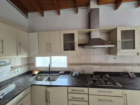 Casa en Alquiler con 2 cocheras