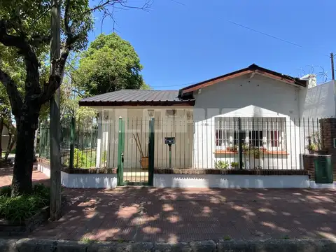 Casa 4 ambientes con patio y cochera en Olivos