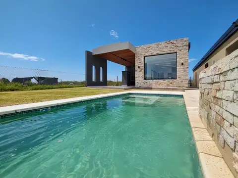 VENTA - Casa de 3 dormitorios con galería, parrillero y piscina - Barrio Brisanova, Pueblo Esther.