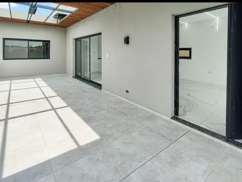 Casa 4 ambientes con 2 baños