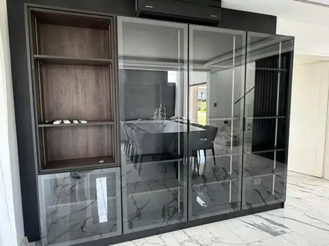 Casa en Alquiler con 3 cocheras