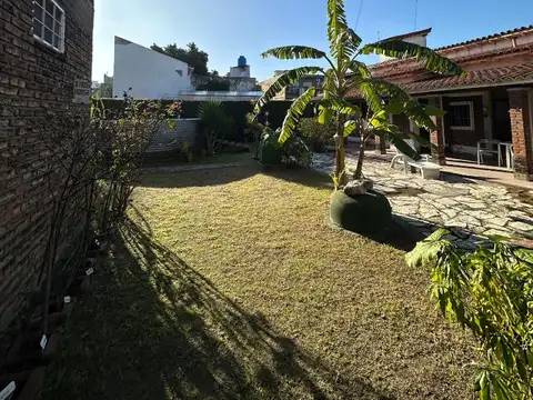 Venta Casa De 3 Ambientes - Local - Garage - Fondo Parquizado Lomas Del Mirador