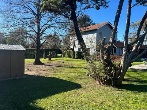 Casa 6 ambientes con 2 baños