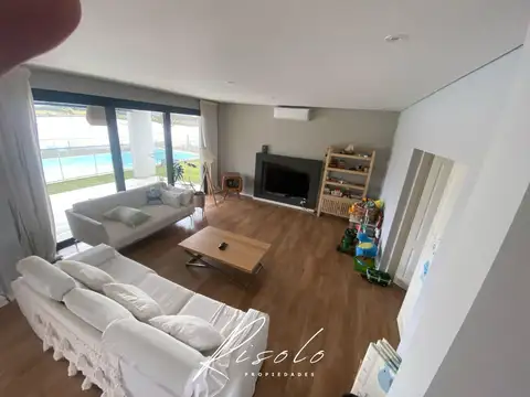 Casa en Alquiler con 3 cocheras