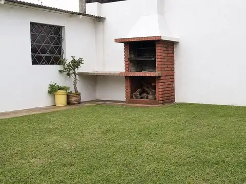 DEPTO 3 AMB. CON JARDIN,  GALERIA Y PARRILLA.