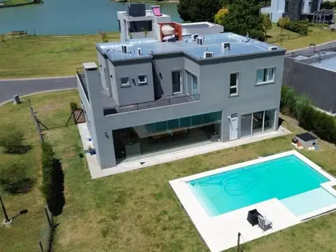 Casa en Venta con 6 cocheras