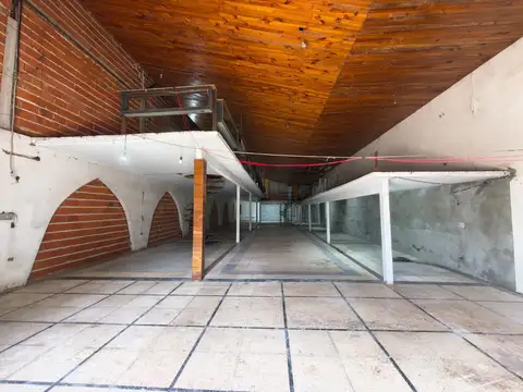 Amplio Local comercial en La Plata