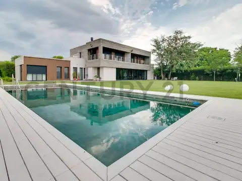 Casa de categoría en venta en Greenville Polo & Resort – 7 ambientes sobre triple lote con pileta